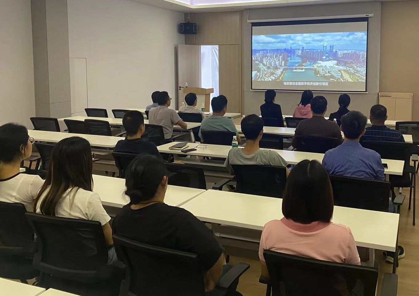 走進工業(yè)數(shù)字化與智能化的發(fā)展之路 | 湖南萌恒組織觀看省工信廳“智賦萬企”專題宣傳片