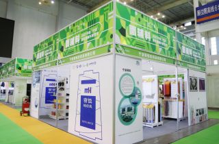 寧波市委副書記、市長裘東耀一行領(lǐng)導蒞臨2021寧波時尚節(jié)萌恒縫紉線展位 | 寧波萌恒風華紡織品有限公司榮獲時尚寧波新智造獎