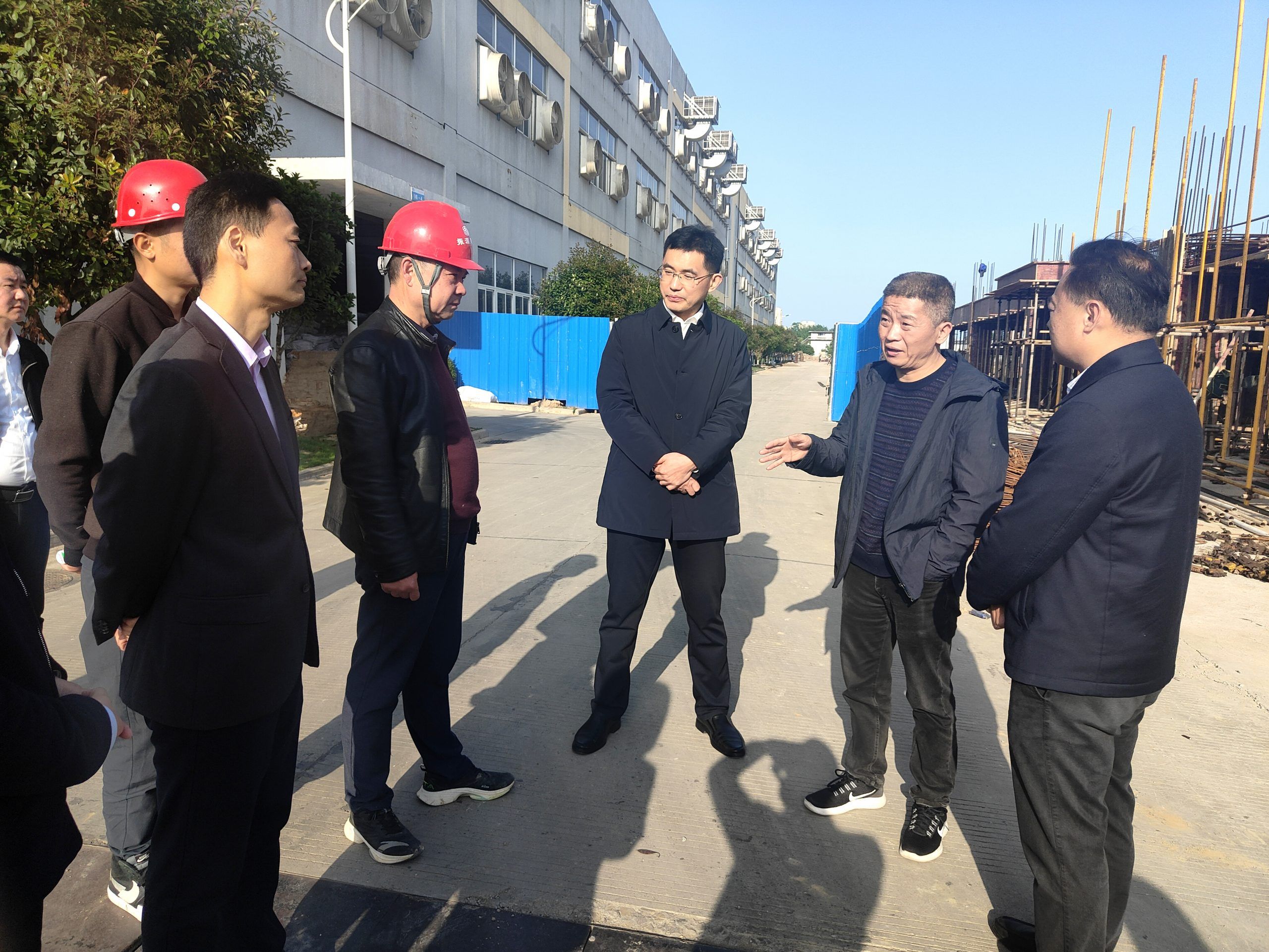 縣委書記王啟武走訪湖南萌恒慰問勞動模范